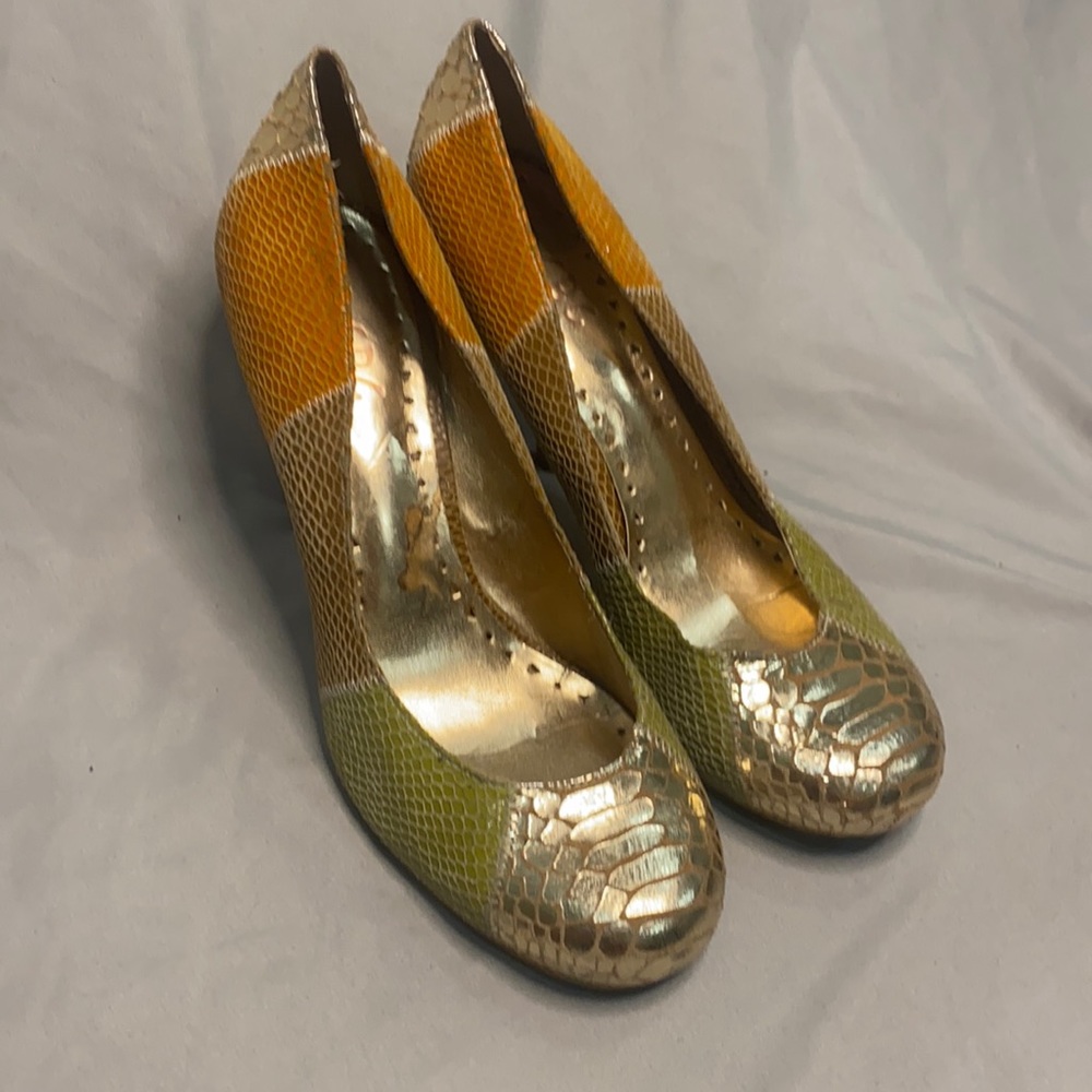 BCBG pumps